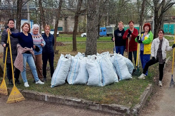 Коллектив Киришской больницы провел весеннее благоустройство