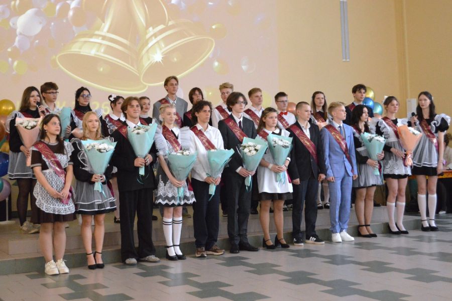 Во всех школах Киришского района сегодня прозвенел последний звонок